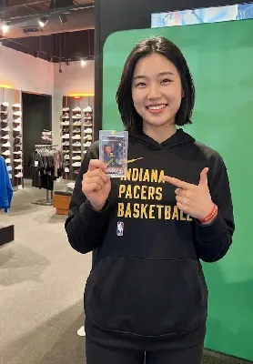 Invité qui pose pour sa Player Card