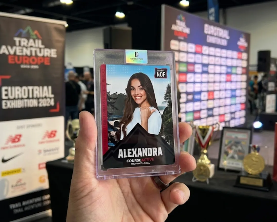Invité qui pose pour sa Player Card